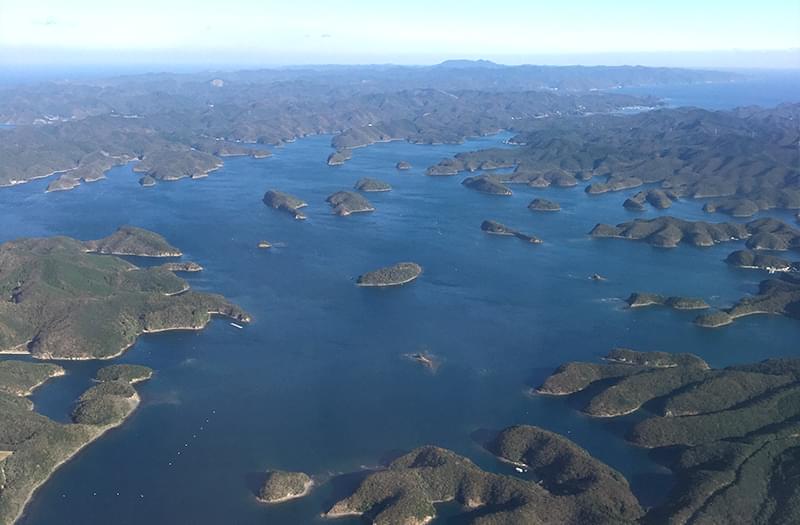 対馬 浅茅湾のリアス式海岸の風景。大小様々な島と入り組んだ入江になっています